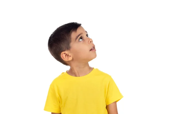 Niño Pensativo Camiseta Amarilla Aislado Sobre Fondo Blanco — Foto de Stock