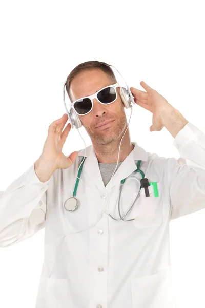 Guapo doctor con gafas de sol escuchando música con auriculares —  Fotos de Stock