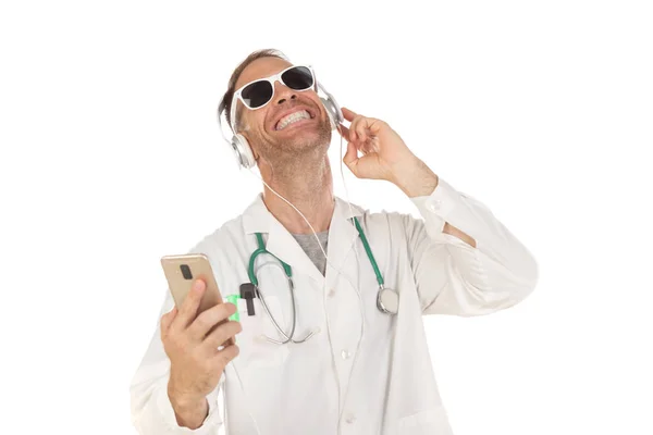 Pohledný doktor s slunečními brýlemi se sluchátky — Stock fotografie