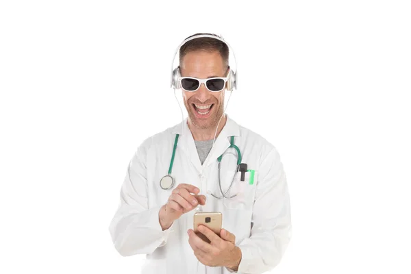 ヘッドフォンで音楽を聴くサングラスを持つハンサムな医師 — ストック写真