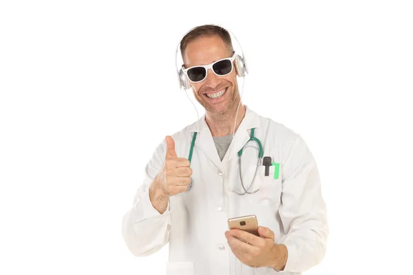 Pohledný doktor s slunečními brýlemi se sluchátky — Stock fotografie