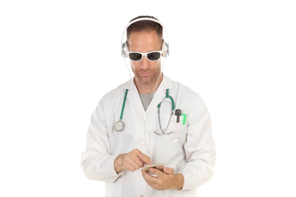 Stilig läkare med solglasögon lyssnar musik med hörlurar — Stockfoto