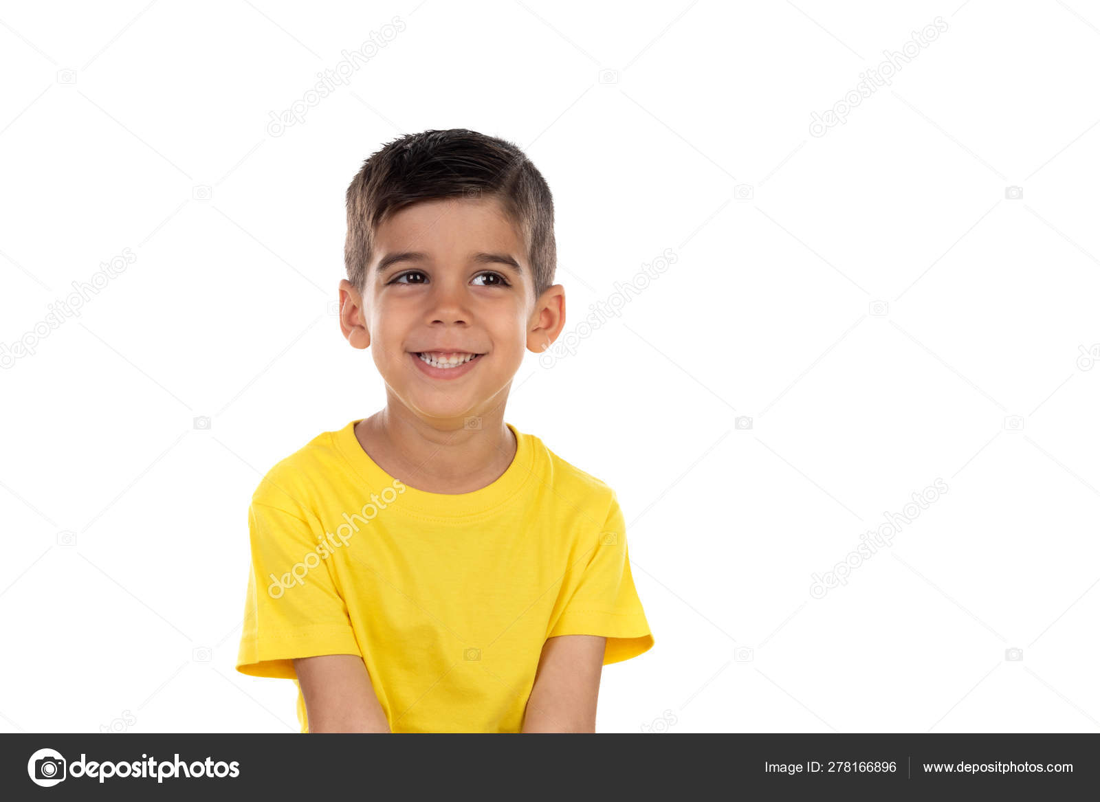 Niño Oscuro Feliz Con La Camiseta Amarilla Foto de archivo - Imagen de  sonrisa, divertido: 151528356