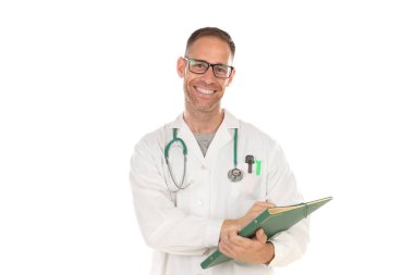 Belgeleri tutan gözlüklü yakışıklı doktor 