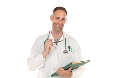 Belgeleri tutan gözlüklü yakışıklı doktor 