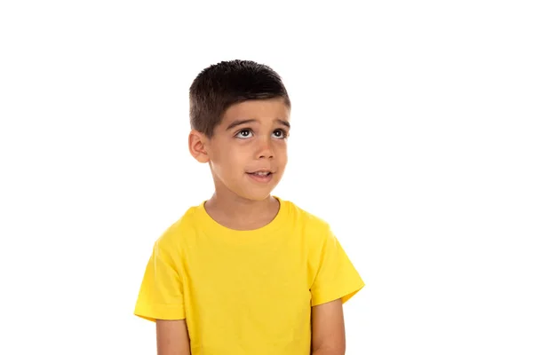 Criança pensativa com camiseta amarela — Fotografia de Stock