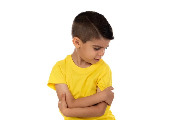 Wütendes Kind mit gelbem T-Shirt — Stockfoto