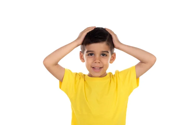 Förvånad barn med gul t-shirt — Stockfoto