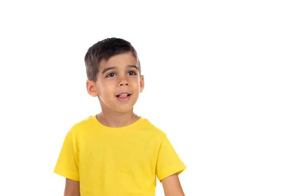 Glückliches dunkles Kind mit gelbem T-Shirt — Stockfoto