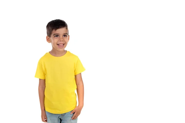 Ευτυχισμένο σκοτεινό παιδί με κίτρινο μπλουζάκι — Φωτογραφία Αρχείου