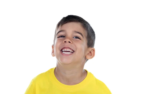 Criança escura feliz com camiseta amarela — Fotografia de Stock