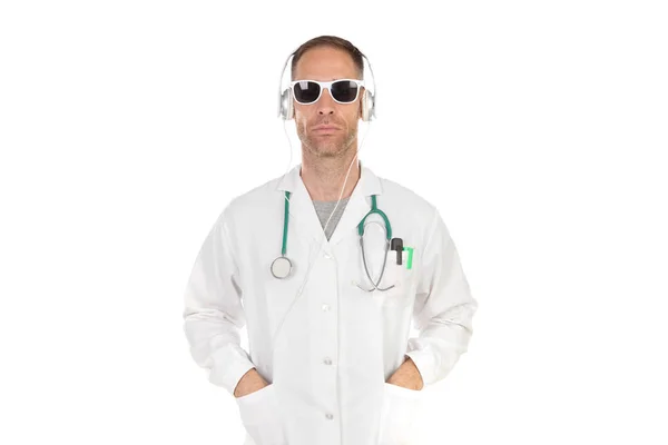 Guapo doctor con gafas de sol escuchando música con auriculares —  Fotos de Stock