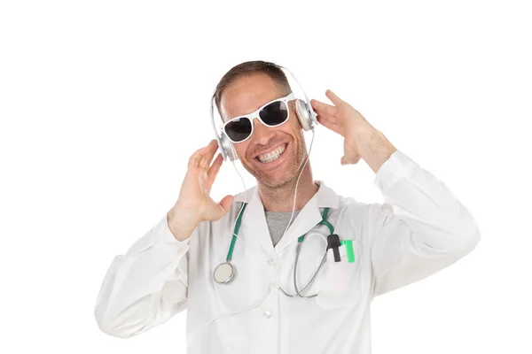 Όμορφος γιατρός με γυαλιά ηλίου ακούγοντας μουσική με ακουστικά — Φωτογραφία Αρχείου
