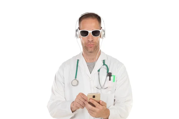 Beau médecin avec des lunettes de soleil écoutant de la musique avec des écouteurs — Photo