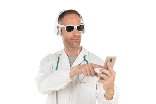 Guapo doctor con gafas de sol escuchando música con auriculares —  Fotos de Stock