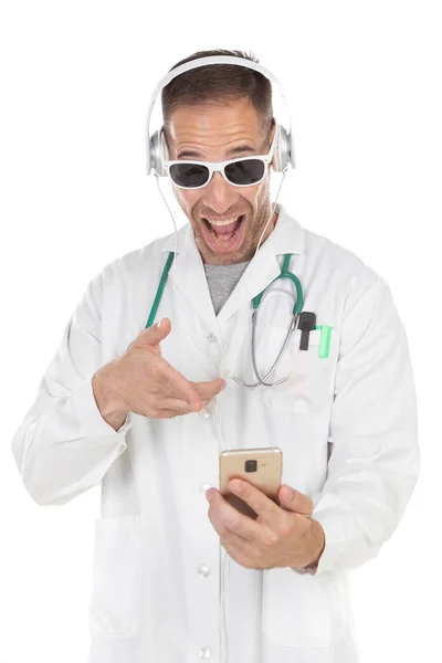 Красивый доктор в солнечных очках слушает музыку в наушниках — стоковое фото