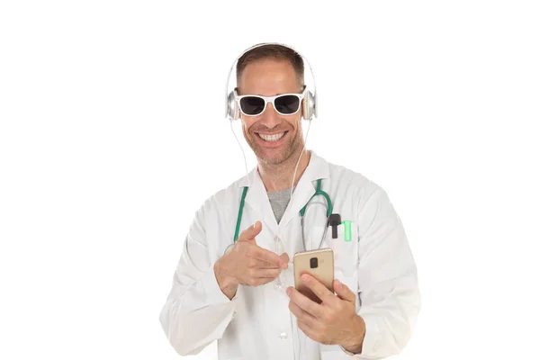 Красивий лікар з сонцезахисними окулярами слухає музику з навушниками — стокове фото