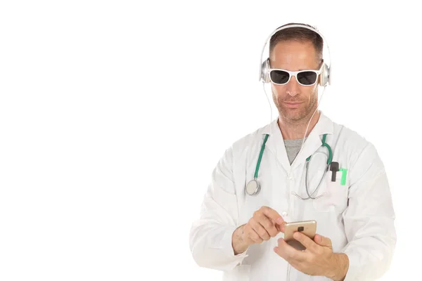 Beau médecin avec des lunettes de soleil écoutant de la musique avec des écouteurs — Photo