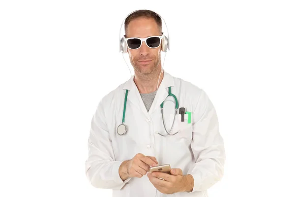 Beau médecin avec des lunettes de soleil écoutant de la musique avec des écouteurs — Photo