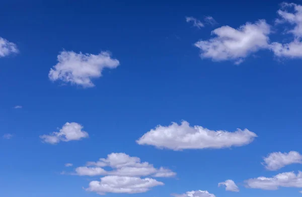 Pluizige wolken op beautirful blauwe hemel — Stockfoto