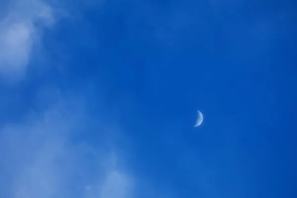 Luna su un cielo blu — Foto Stock