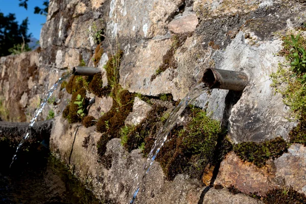 Berrak su ile iki boru kaynağı — Stok fotoğraf