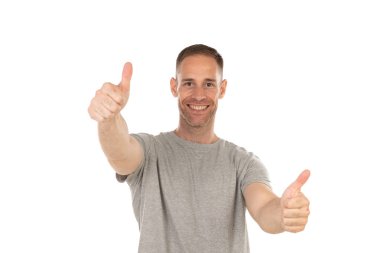 Yakışıklı olan beyaz bir arka plan üzerinde izole tamam diyerek