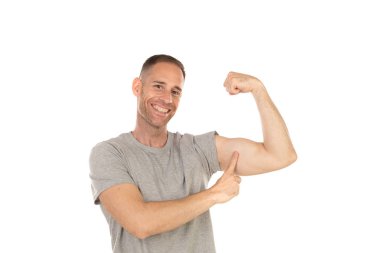 Yakışıklı adam beyaz bir arka plan üzerinde izole onun pazı gösteren