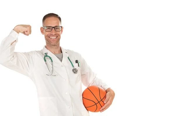 Médico bonito com uma bola de basquete — Fotografia de Stock