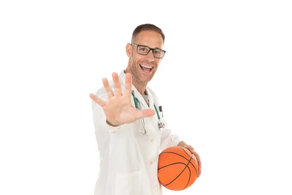 Przystojny lekarz z piłką do koszykówki — Zdjęcie stockowe