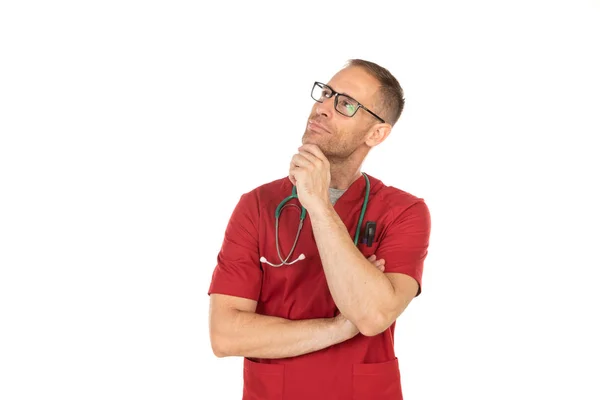 Nachdenklicher gutaussehender Arzt mit Brille — Stockfoto