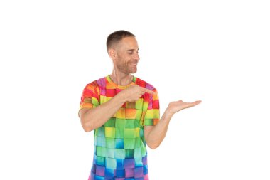 Onun han ile bir şey işaret renkli tshirt ile Yakışıklı adam