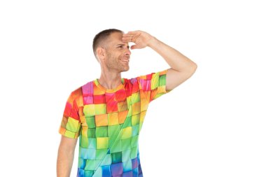 Renkli tshirt ile yakışıklı adam bir şey arıyor 