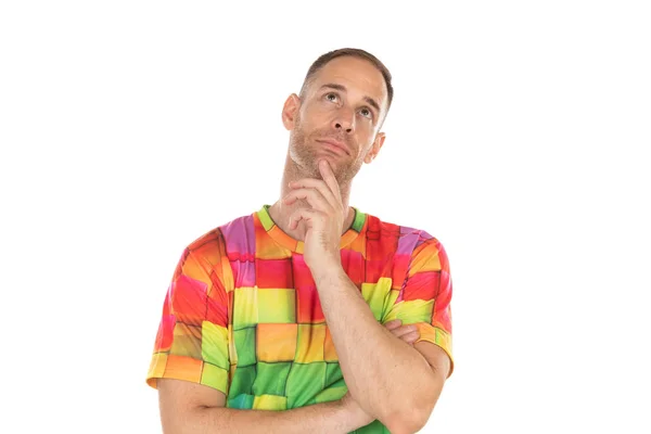 Nachdenklicher Typ mit farbigem T-Shirt — Stockfoto