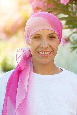 Başında pembe atkı olan kadın