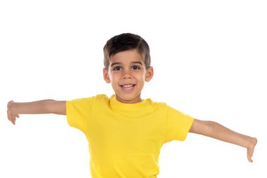 Sarı tişörtlü heyecanlı çocuk