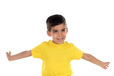 Sarı tişörtlü heyecanlı çocuk