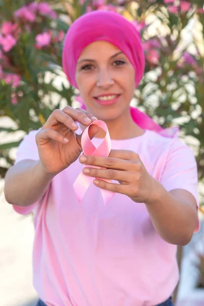 Mujer con bufanda rosa en la cabeza — Foto de Stock