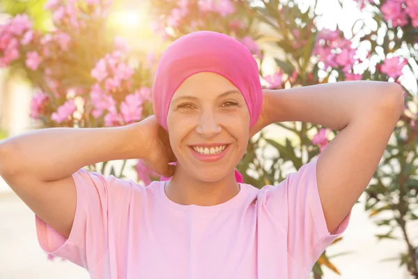 Mujer con bufanda rosa en la cabeza —  Fotos de Stock