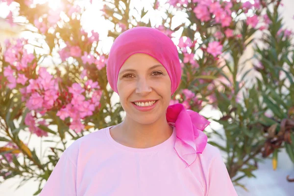 Mulher com cachecol rosa na cabeça — Fotografia de Stock