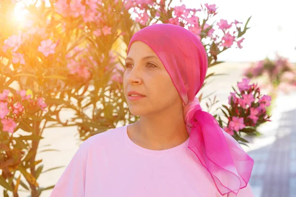 Donna con sciarpa rosa sulla testa — Foto Stock
