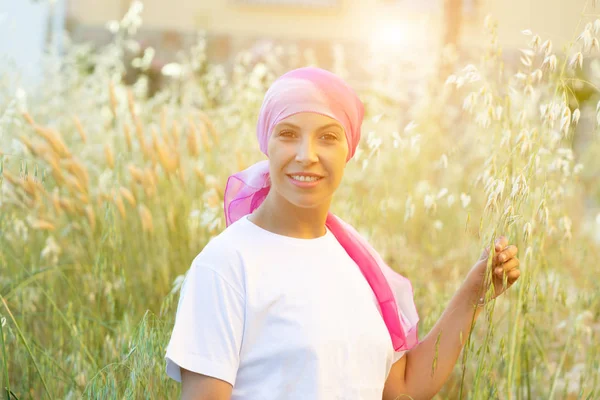 Frau mit rosa Schal auf dem Kopf — Stockfoto