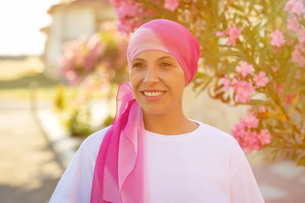 Donna con sciarpa rosa sulla testa — Foto Stock