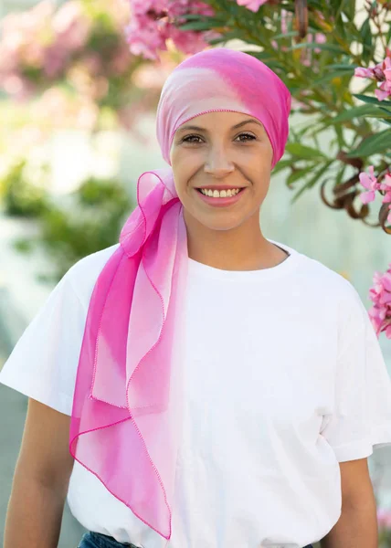 Frau mit rosa Schal auf dem Kopf — Stockfoto