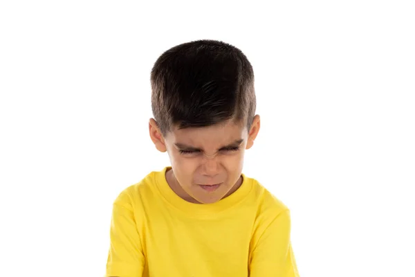 Niño enojado con camiseta amarilla — Foto de Stock