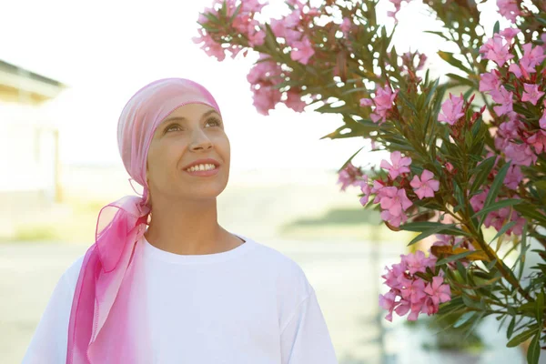 Donna con sciarpa rosa sulla testa — Foto Stock