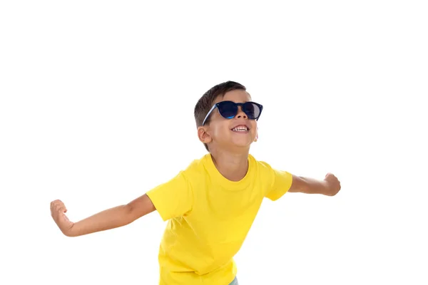黄色のTシャツとサングラスを持つ面白い子供 — ストック写真