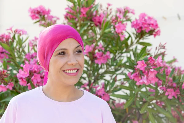 Donna con sciarpa rosa sulla testa — Foto Stock