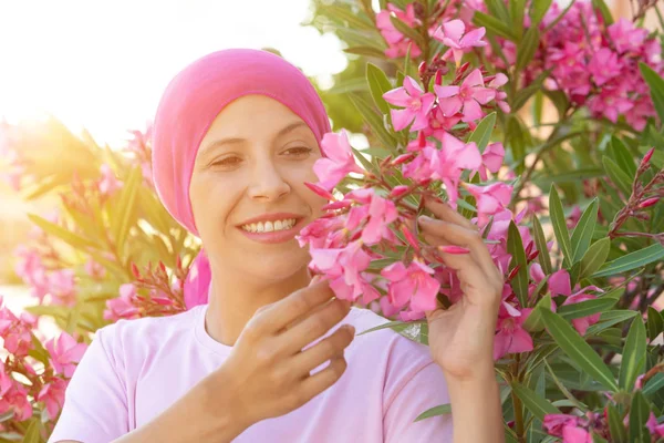 Frau mit rosa Schal auf dem Kopf — Stockfoto