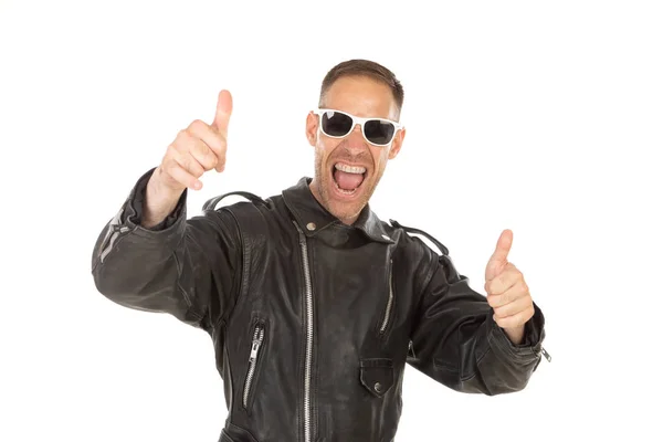 Šťastný chlápek s koženým kabátem sluneční brýle — Stock fotografie